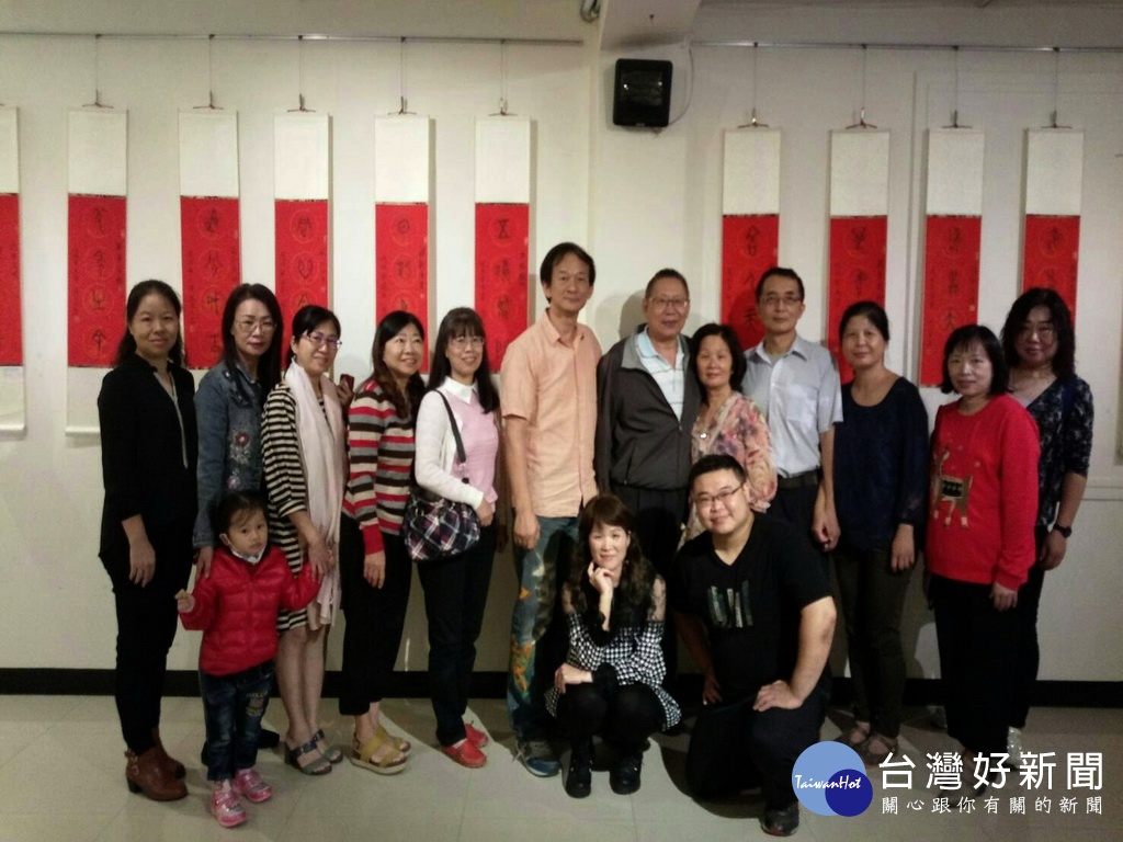 美學融入機構設計　機械老師專注書法