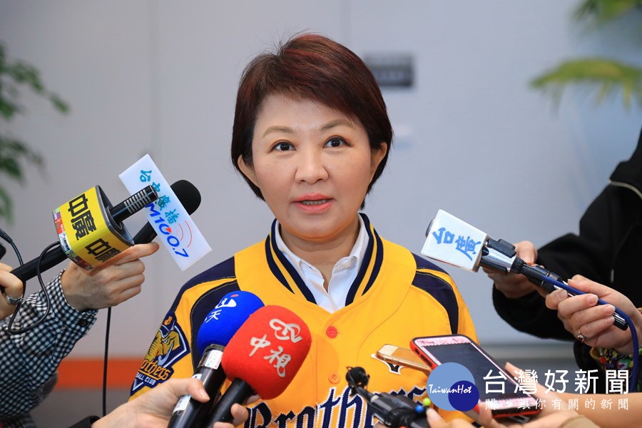 中信兄弟台中主場開幕戰　盧秀燕開球揭序幕