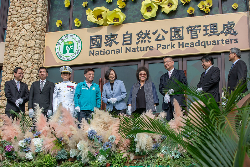 蔡英文總統28日上午前往高雄出席「壽山國家自然公園管理處揭牌典禮」，說明在壽山設置「國家自然公園」