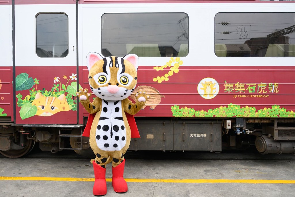 一鏡到底「追火車」！ 「集集石虎號」穿梭綠隧好威風