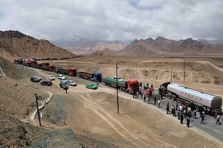 在青藏線上開卡車是什麼感覺？卡車司機這樣說……_茶葉罐